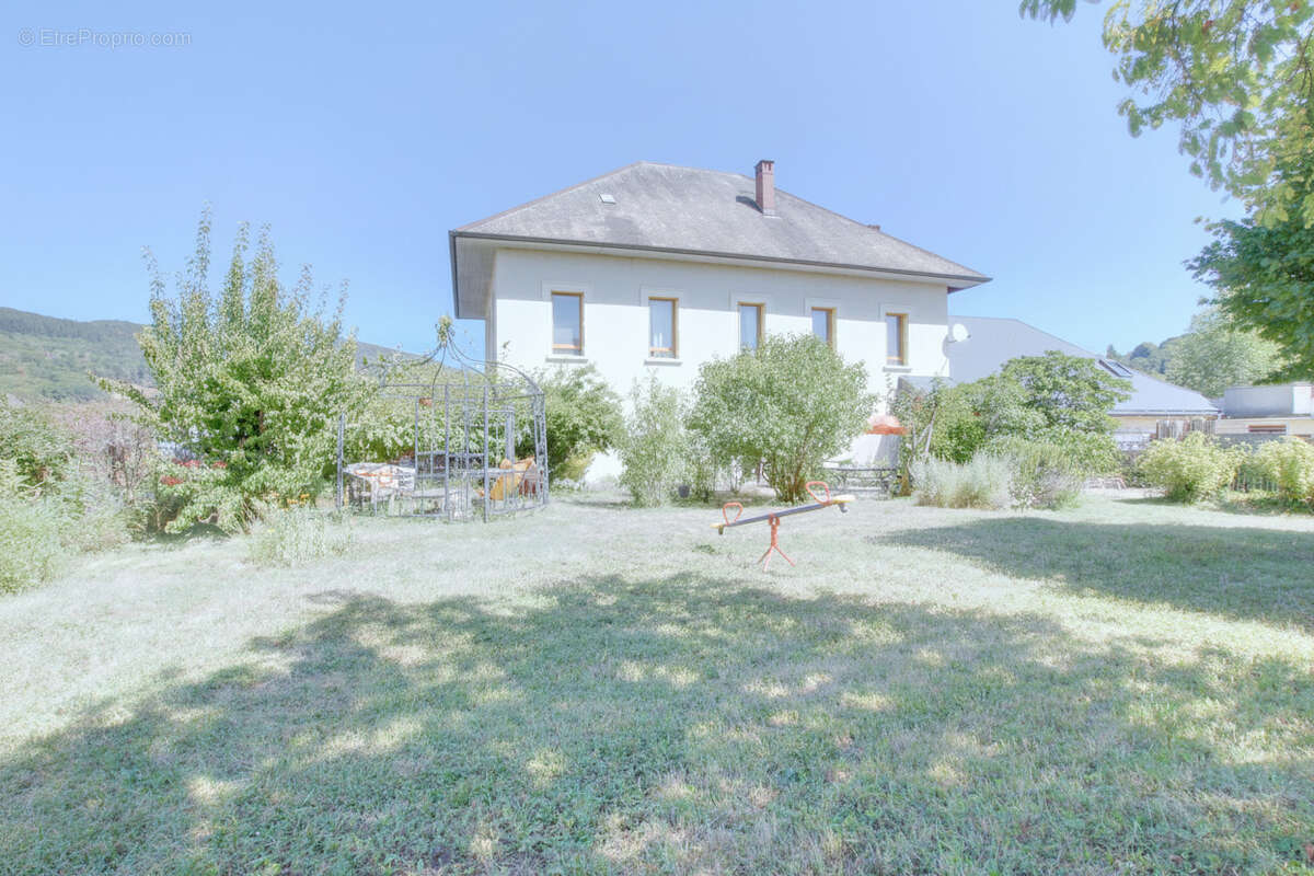 Grande maison familiale de 257 m2 avec dépendances   Saint-Germain-la-Chambotte - photo 12