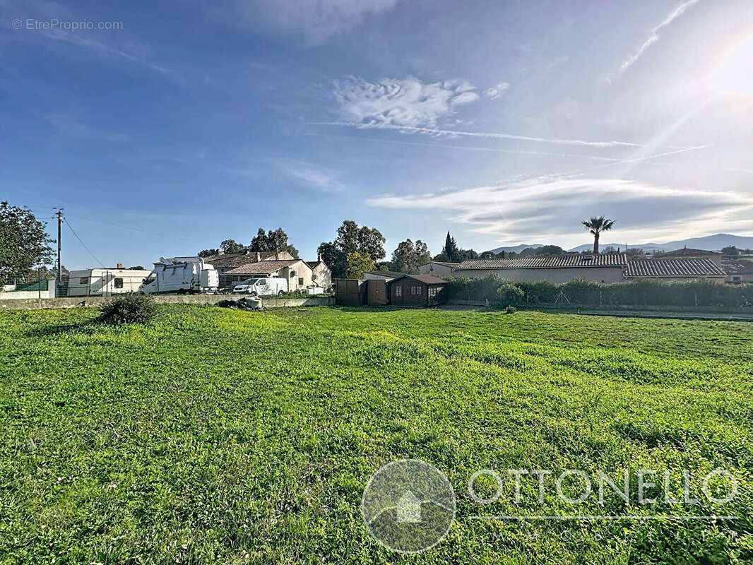 Terrain à ROQUEBRUNE-SUR-ARGENS