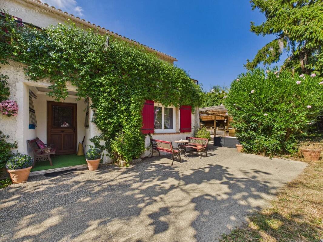 Propriété familiale composée de 2 logements – Terrain – Piscine – Tourrette-Levens - photo 2