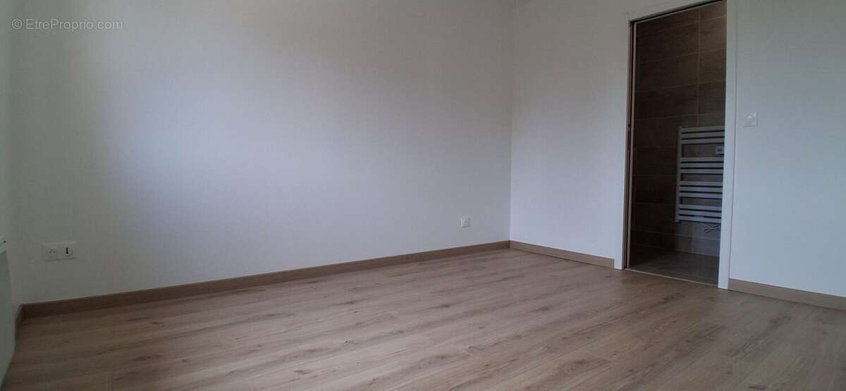 Chambre au rez-de-chaussée avec salle de douche privative : confort et praticité. - Maison à SURVILLE