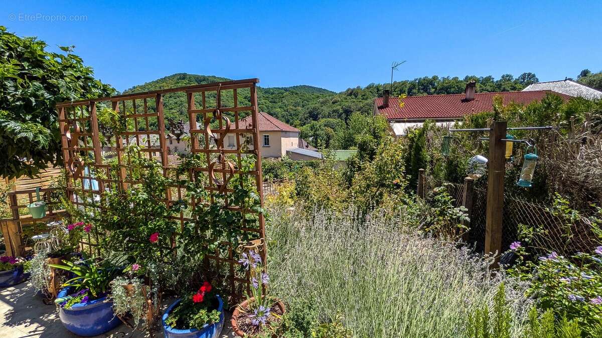 Maison de village rénovée - trois chambres et trois salle d'eau avec jardin et garage - photo 14