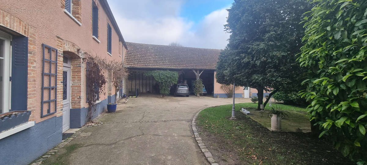 Maison à LES ORMES-SUR-VOULZIE