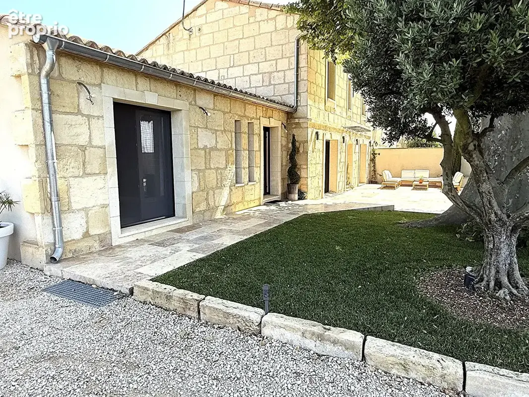 Raphèle-lès-Arles Mas de charme rénové avec piscine, beaux volumes et terrain arboré - photo 4