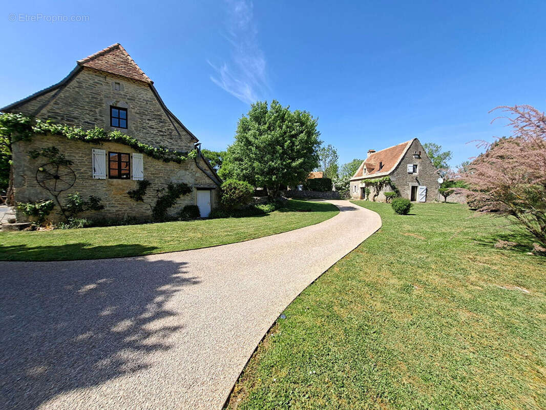 Domaine d'Exception en Quercy : Un Hameau de Pierre au Coeur du Causse de Gramat750 m2 - photo 2
