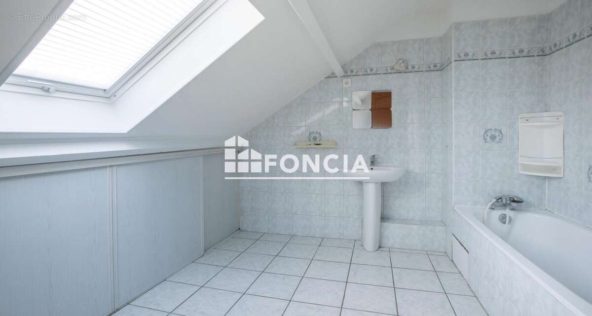 Maison à LE MESNIL-SAINT-DENIS