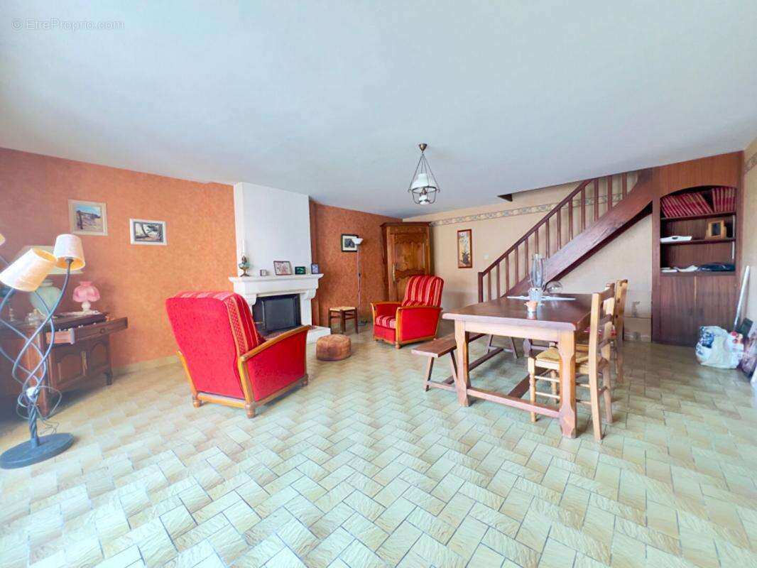Maison à MONTFAUCON-MONTIGNE