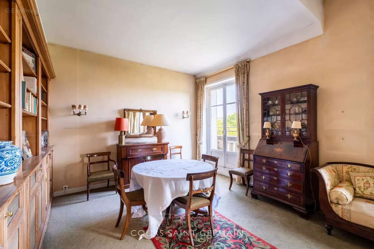 Appartement à PARIS-16E