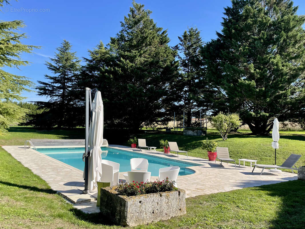 Maison à ROULLET-SAINT-ESTEPHE