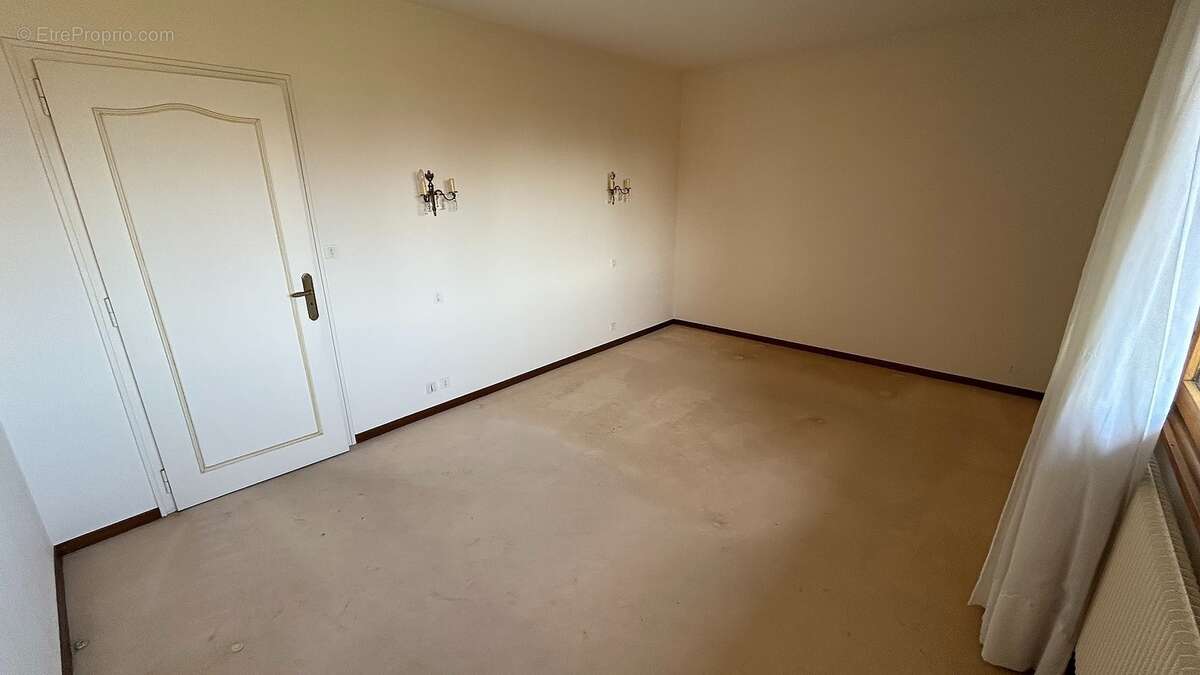 Chambre 1 (Plain-pied) - Maison à REIGNIER