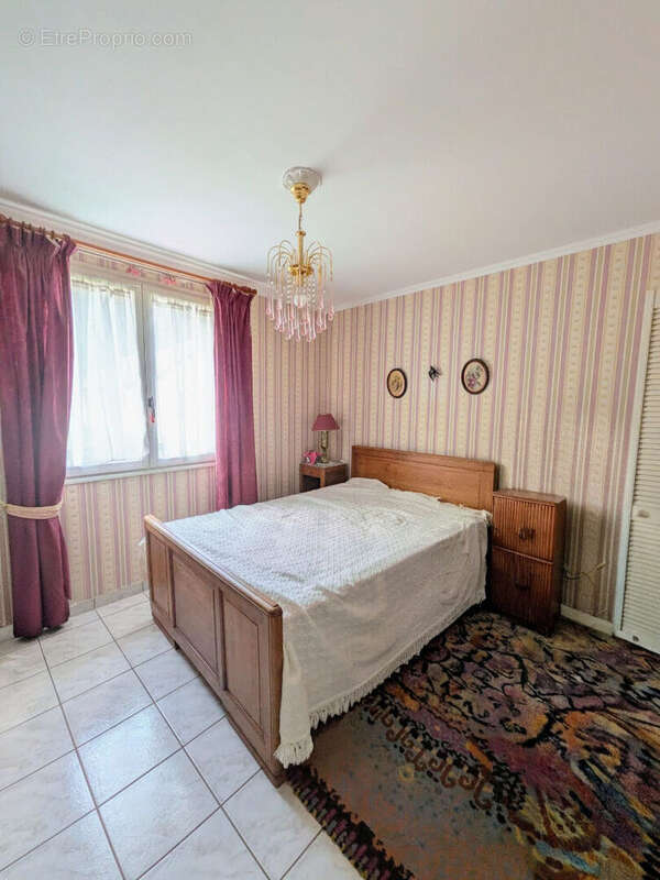 Maison à VIC-SUR-CERE