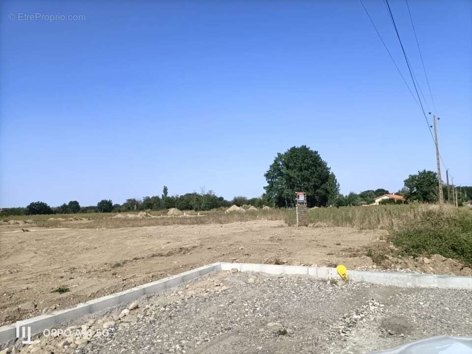 Terrain à CAZERES