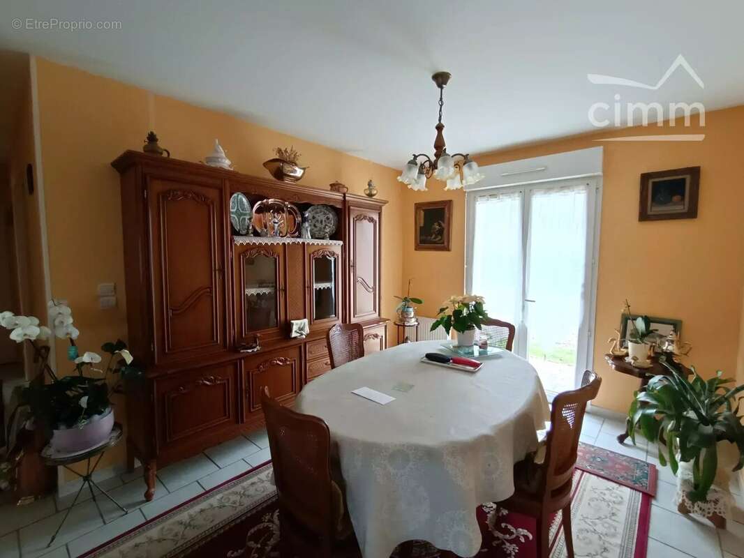 Maison à LA CHAPELLE-MONTMARTIN