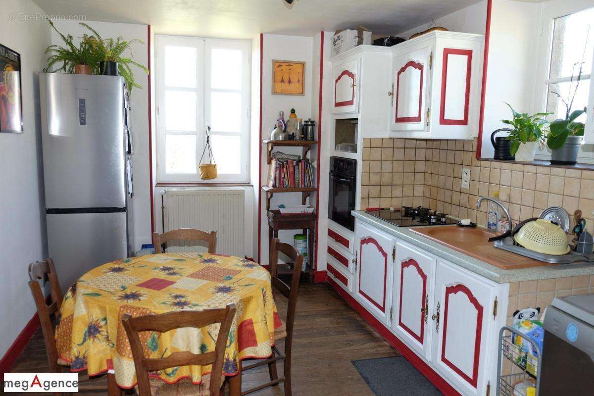 Maison à SAINT-GERMAIN-LES-VERGNES