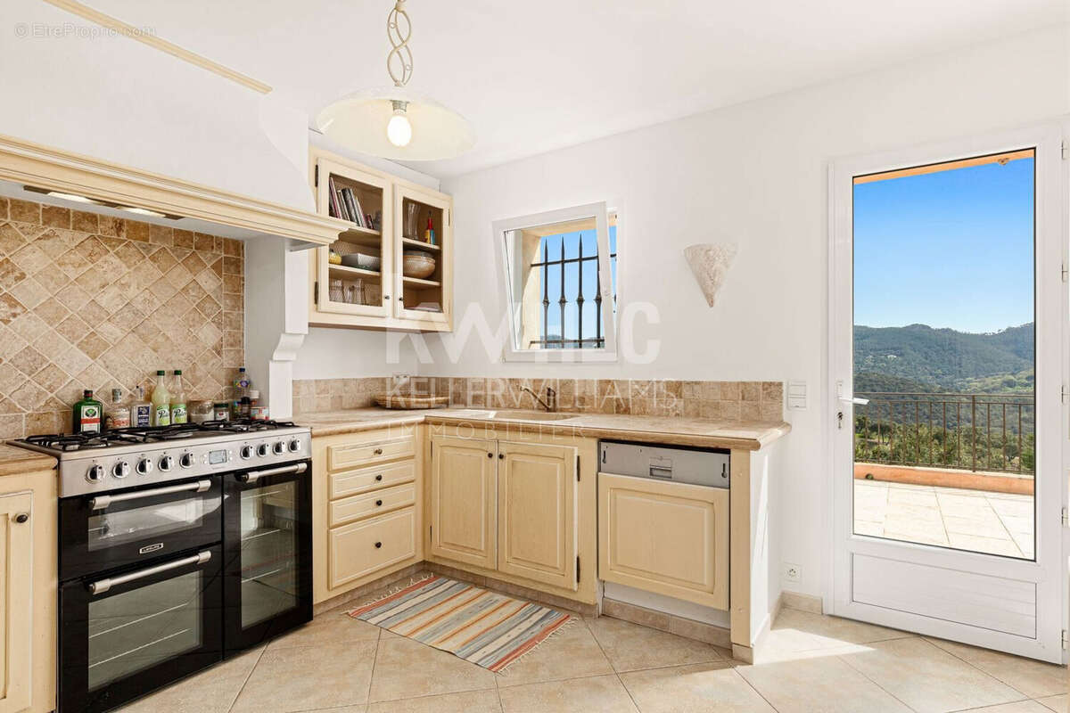 Maison 210 m² à Les Adrets-De-L'esterel  - photo 8