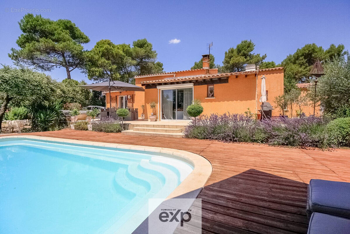 Kyela Puech vous propose dans le sud Luberon une villa de plain-pied de trois chambres avec piscine et jardin, au calme.  Dans le hameau de Puget, à quelques pas du village prisé de Lauris - Maison à PUGET