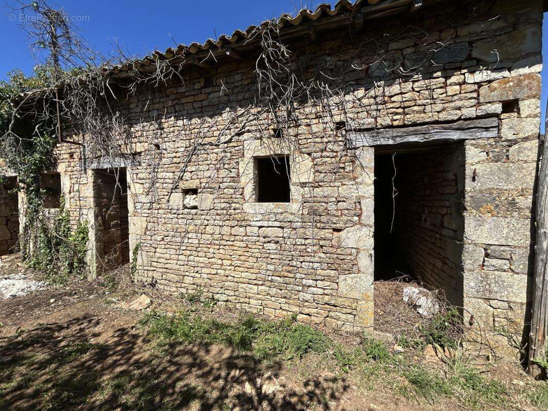 Maison à CLUSSAIS-LA-POMMERAIE