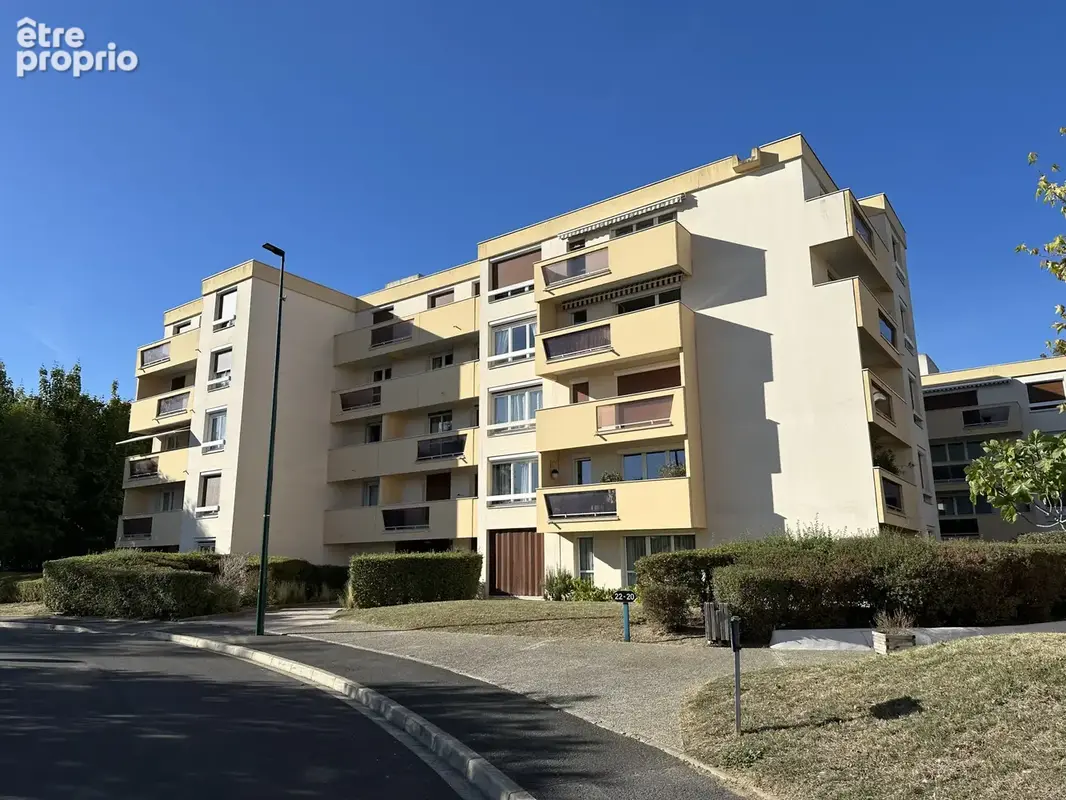 F3 sans vis-a-vis + 2  balcons - photo 1
