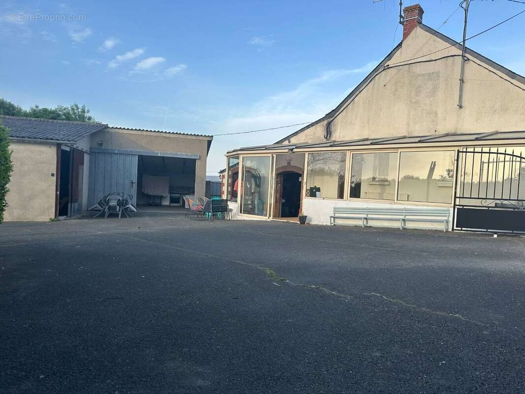 Maison à SAINT-LAMBERT-DU-LATTAY