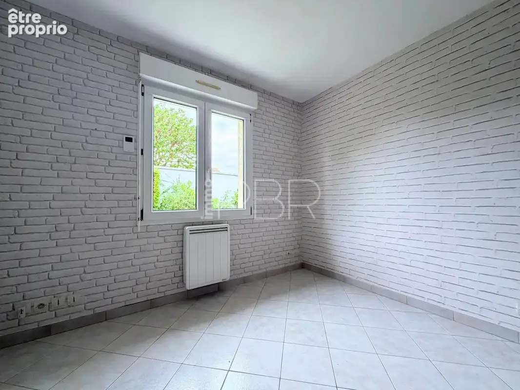Maison de type 6 avec double garage, jardin et dépendance - photo 9