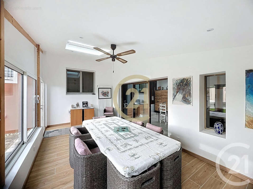 Maison à MONTAREN-ET-SAINT-MEDIERS