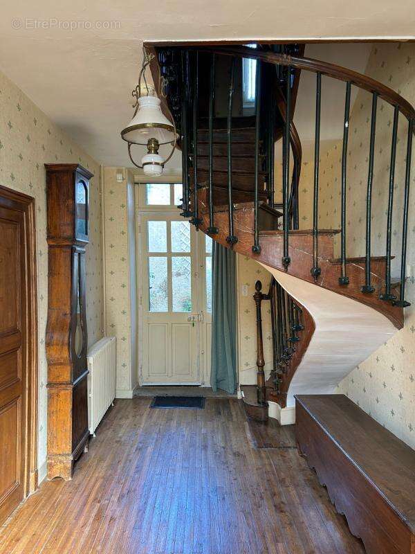 Grande maison de bourg avec cachet, 3 chambres (possibilités ++), beaux volumes, espaces aménageables, jardin - photo 3