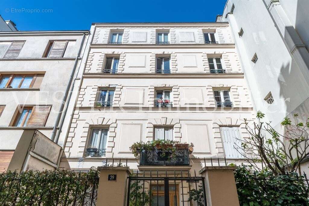 ABBESSES - Très beau studio de 20m² au calme refait en 2020 - photo 10