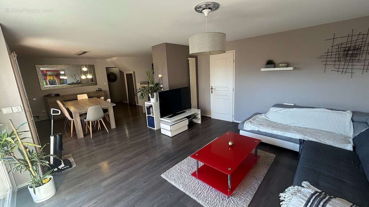 Espace de vie exposé plein SUD - Appartement à CRANVES-SALES