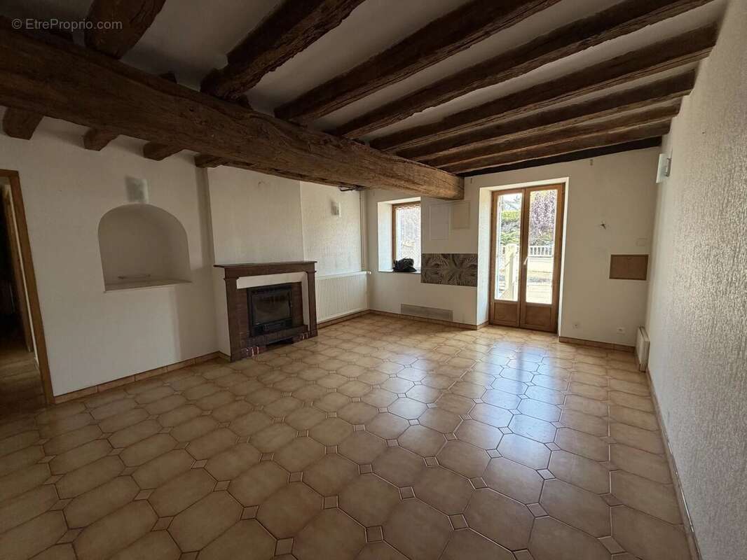 À 10 min d'Auxerre - Maison familiale de 158 m² dans un bourg avec commerces - photo 2