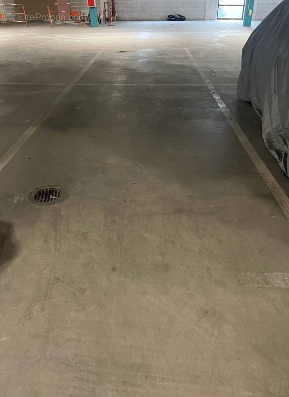 Parking à SAINT-MARTIN-D&#039;HERES