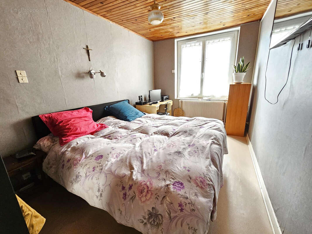 Maison à SAINT-JUST-MALMONT