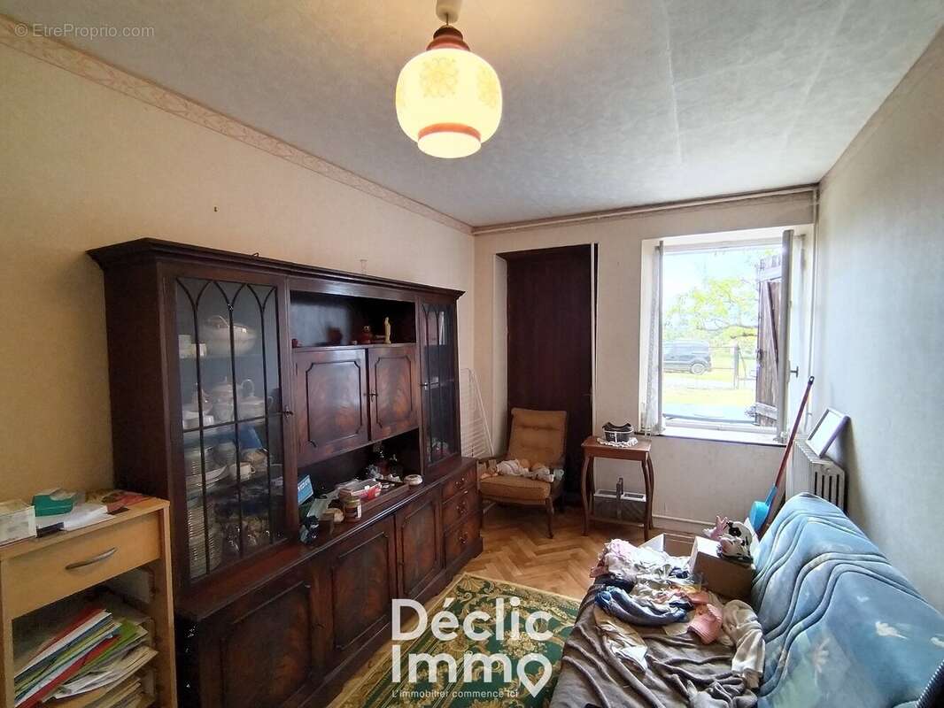 Maison à LES ADJOTS