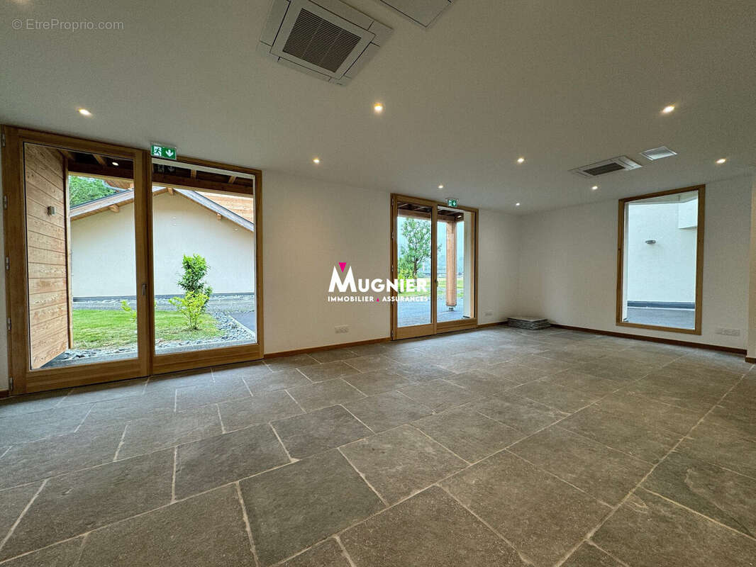 Commerce 82 m² à Taninges  - photo 3