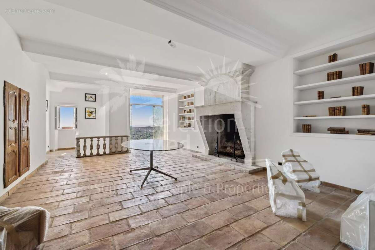 Appartement à CHATEAUNEUF-GRASSE