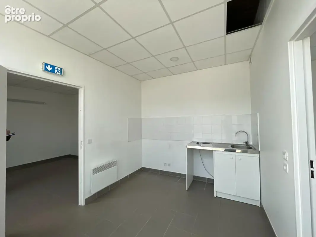 Local d'activité de 36,60 m² à 120 000 - photo 4
