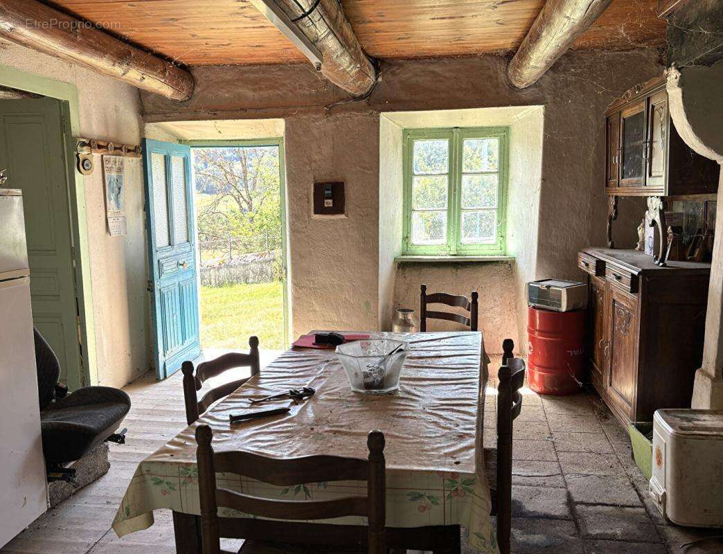 SAINT ANTHEME 63660 Fermette en pierre à rénover 110 m² au sol sur 1000m² de terrain - photo 5