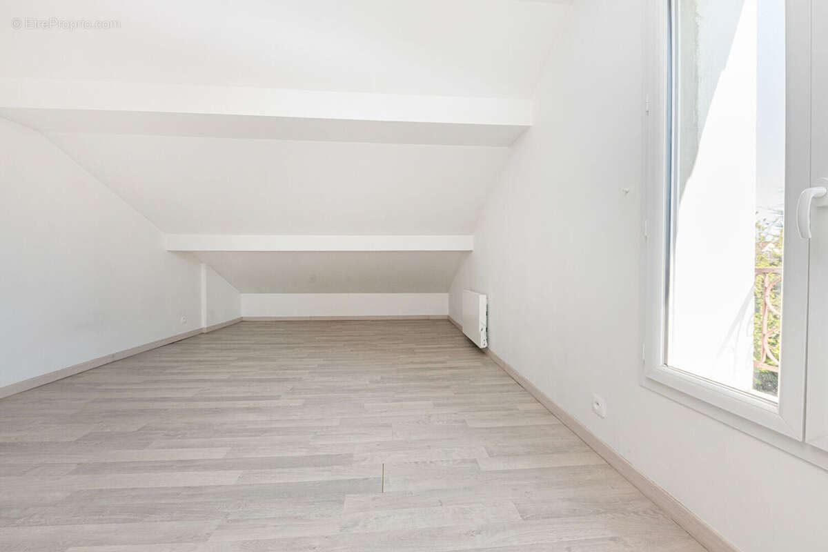 Terrain à VAIRES-SUR-MARNE