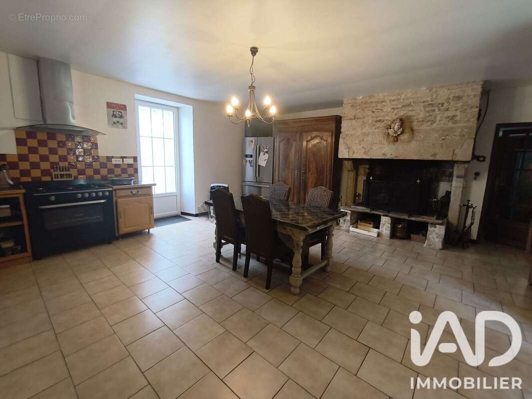 Maison 162 m² à Sainte-Soline  - photo 6