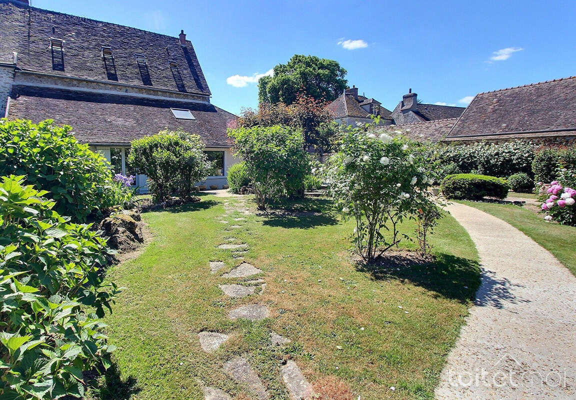 Maison à LA CELLE-LES-BORDES
