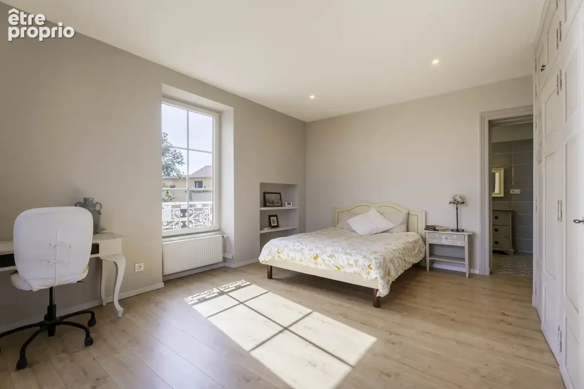 Au cœur de Lachassagne   Élégante maison bourgeoise avec jardin piscinable - secteur sécurisé - photo 9
