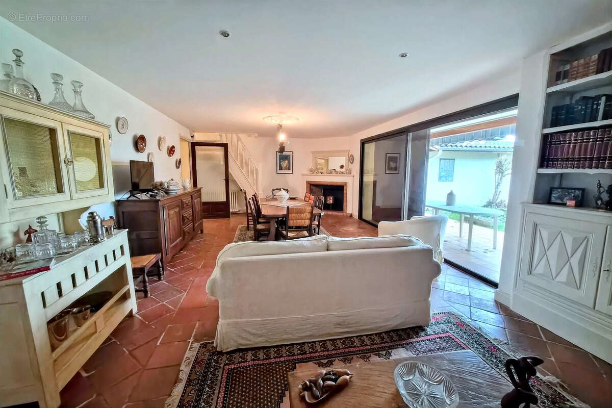 Maison de caractère avec grand terrain, piscine et dépendances - photo 11