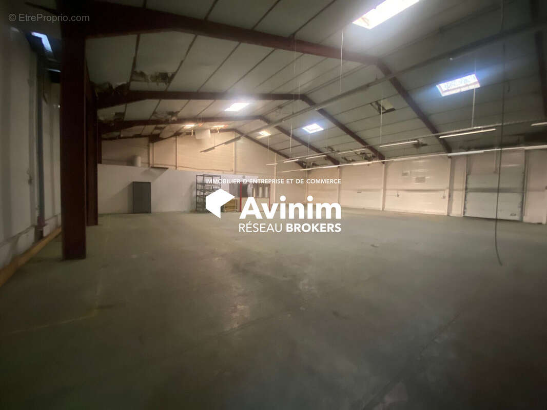 Commerce à NEAUFLES-SAINT-MARTIN