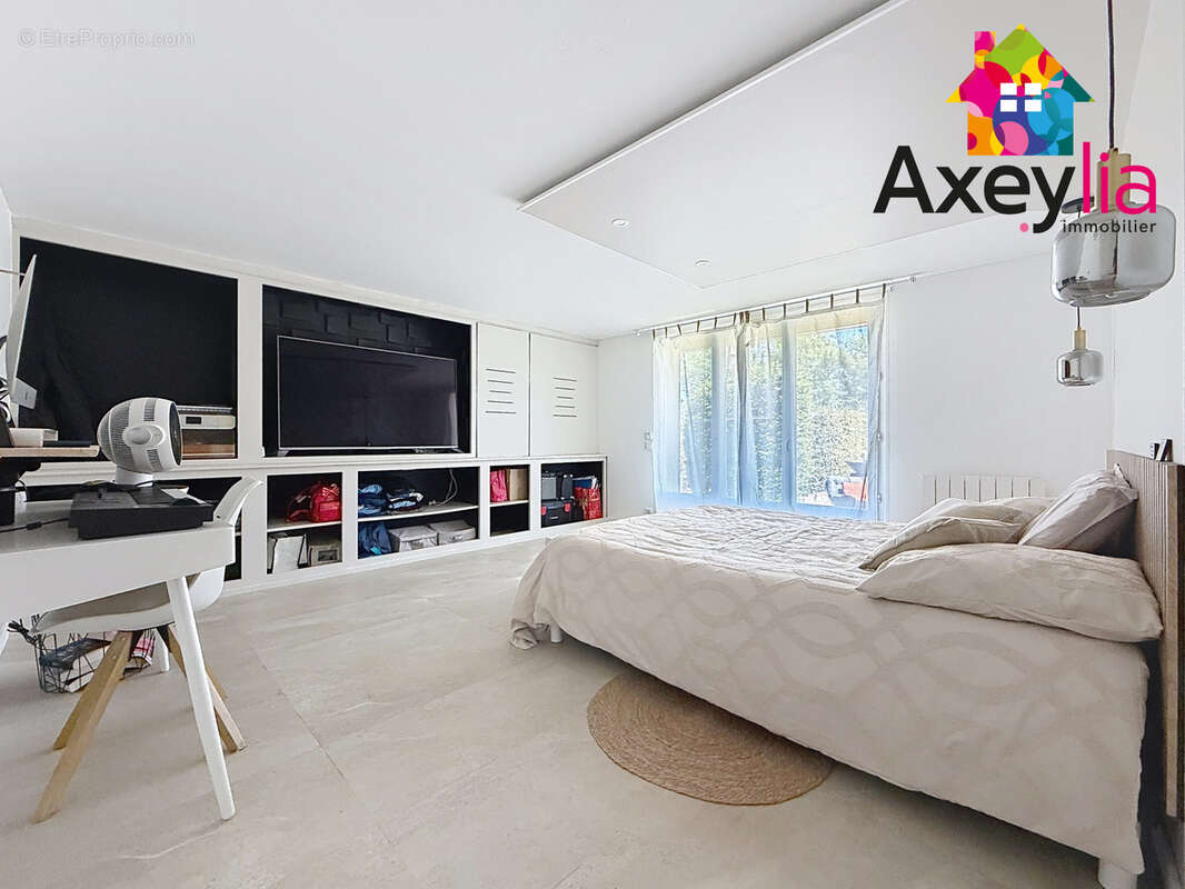 A vendre - riorges - propriété avec grande maison d'habitation, appartement indépendant, terrain et piscine - photo 18