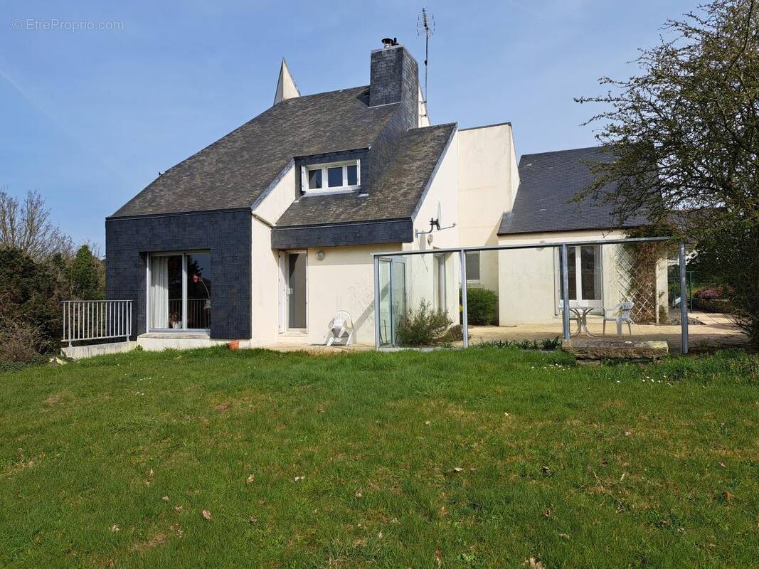 Maison à LA ROCHE-DERRIEN