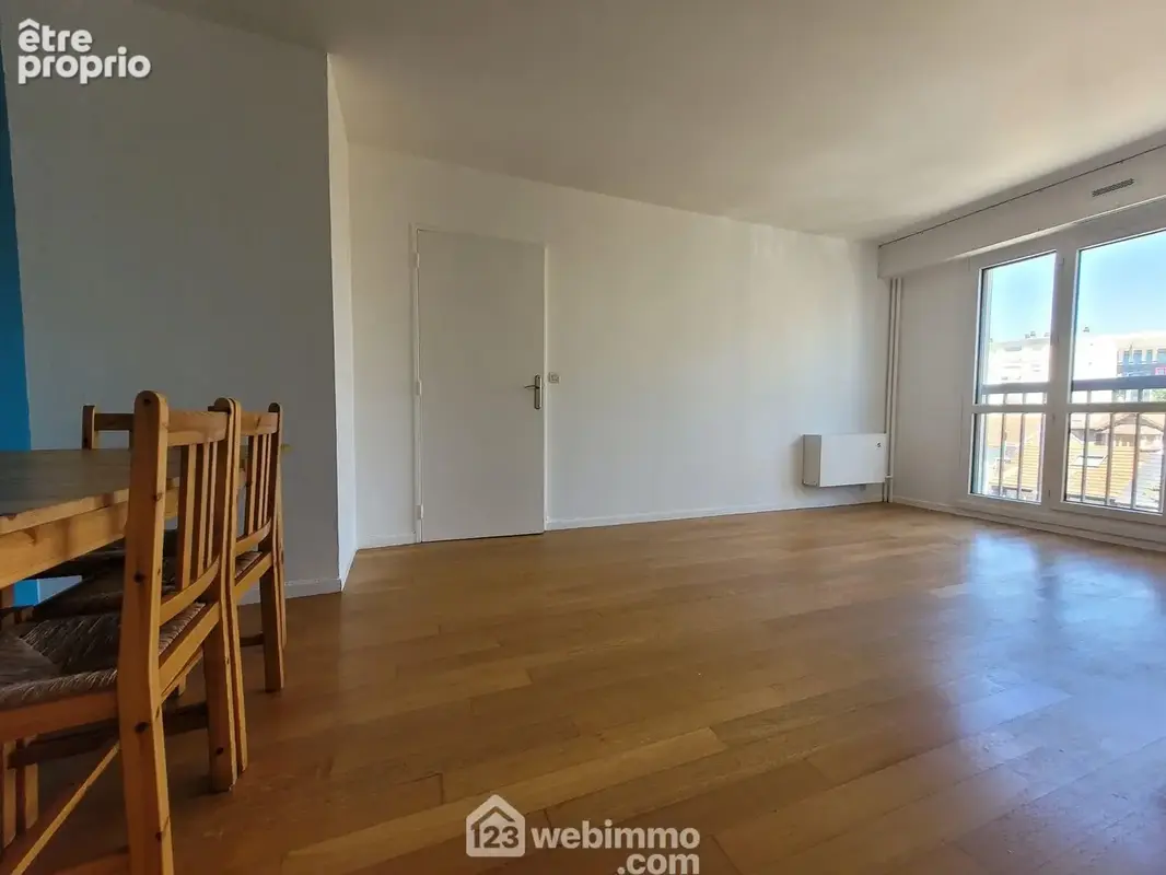 Séjour lumineux avec parquet collé (bois massif) et baie vitrée