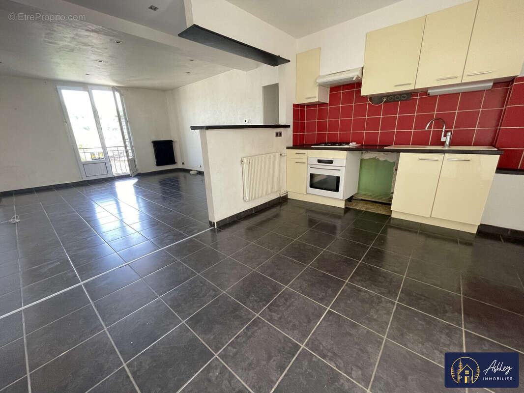 Appartement T4 RIOM-ES-MONTAGNES  - Appartement à RIOM-ES-MONTAGNES