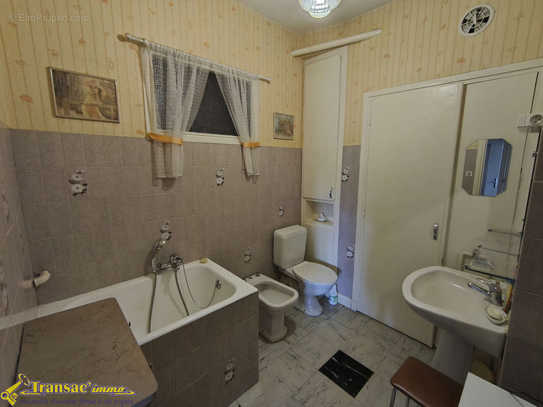 À Saint Rémy sur Durolle proche du plan d'eau, belle maison familiale 6 pièces avec 2 garages. - photo 8