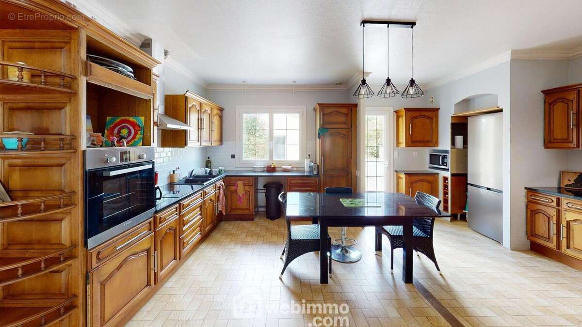 Vaste cuisine entièrement aménagée et équipée - Maison à TALMONT-SAINT-HILAIRE