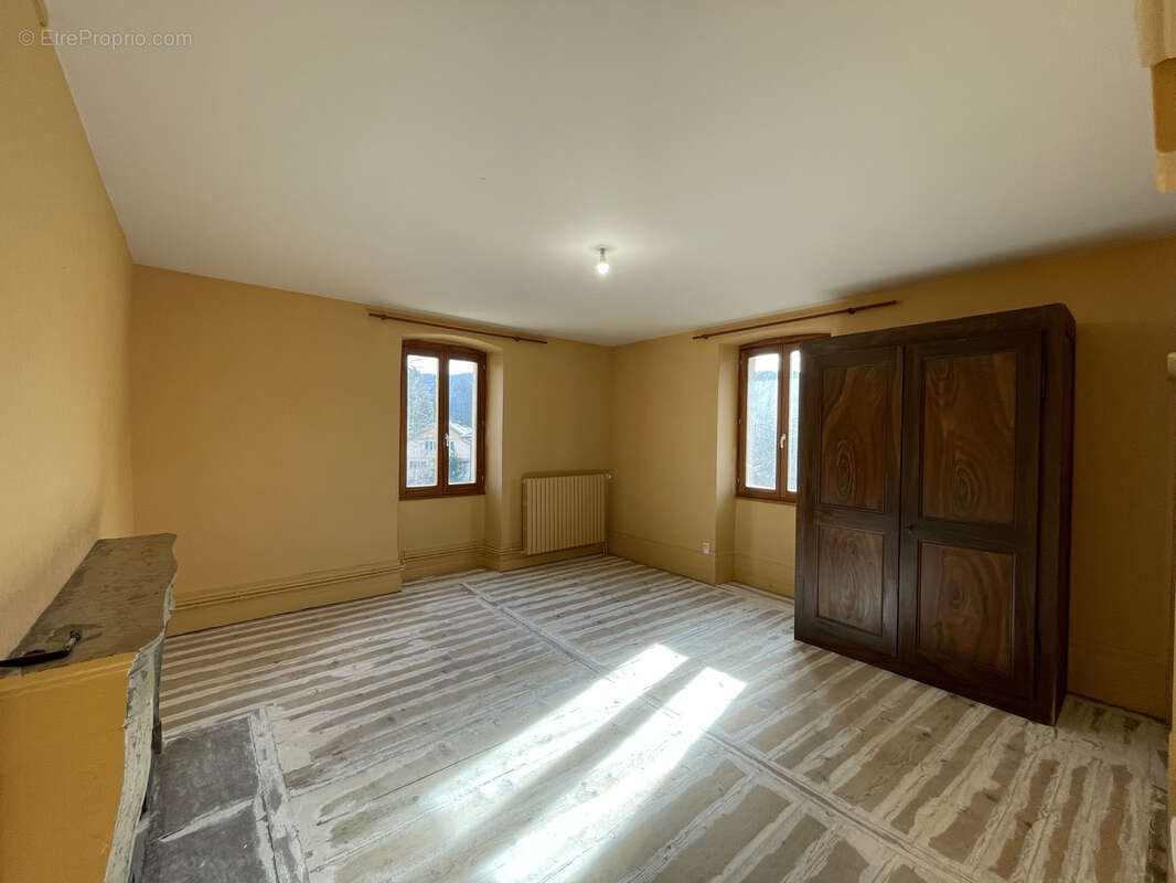 Maison en pierre de 170m2 environ avec cour de 470m2 - dépendance de 44m2 - photo 11