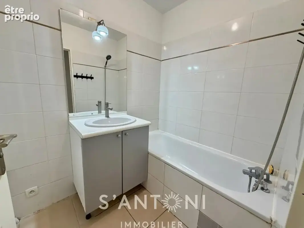Agde centre-ville  appartement t3 de 60,66 m² avec ascenseur - photo 8