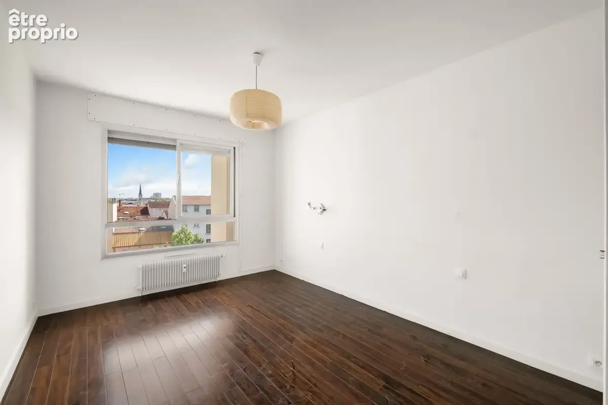 T4 de 96 m2, Charpennes en étage élevé avec vue dégagée - photo 11